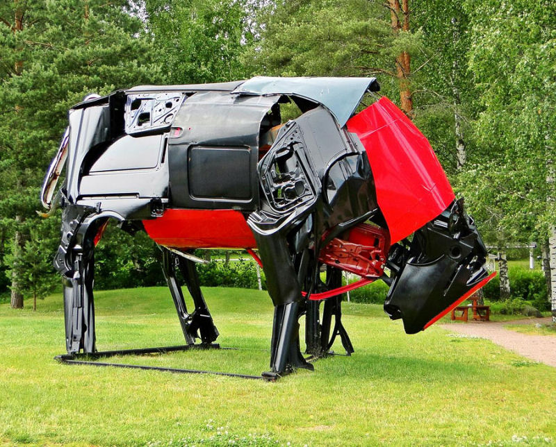 Artista finlandesa utiliza peas de carros velhos para fazer esculturas gigantes de vacas 09