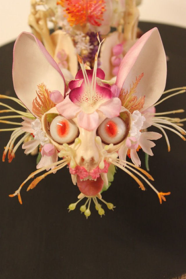 Artista holandês cria sinistras esculturas de esqueletos de animais com flores 01