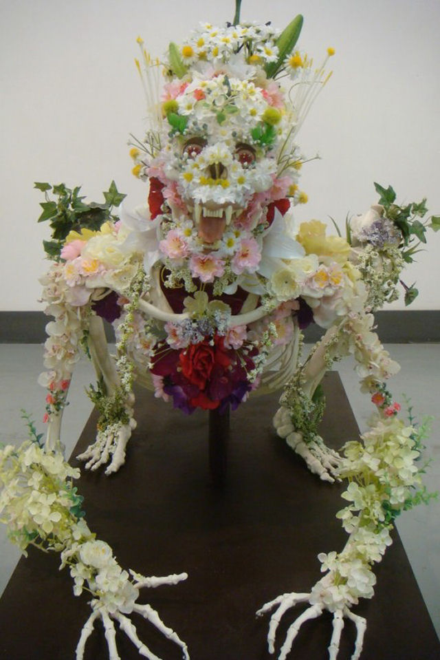 Artista holandês cria sinistras esculturas de esqueletos de animais com flores 02