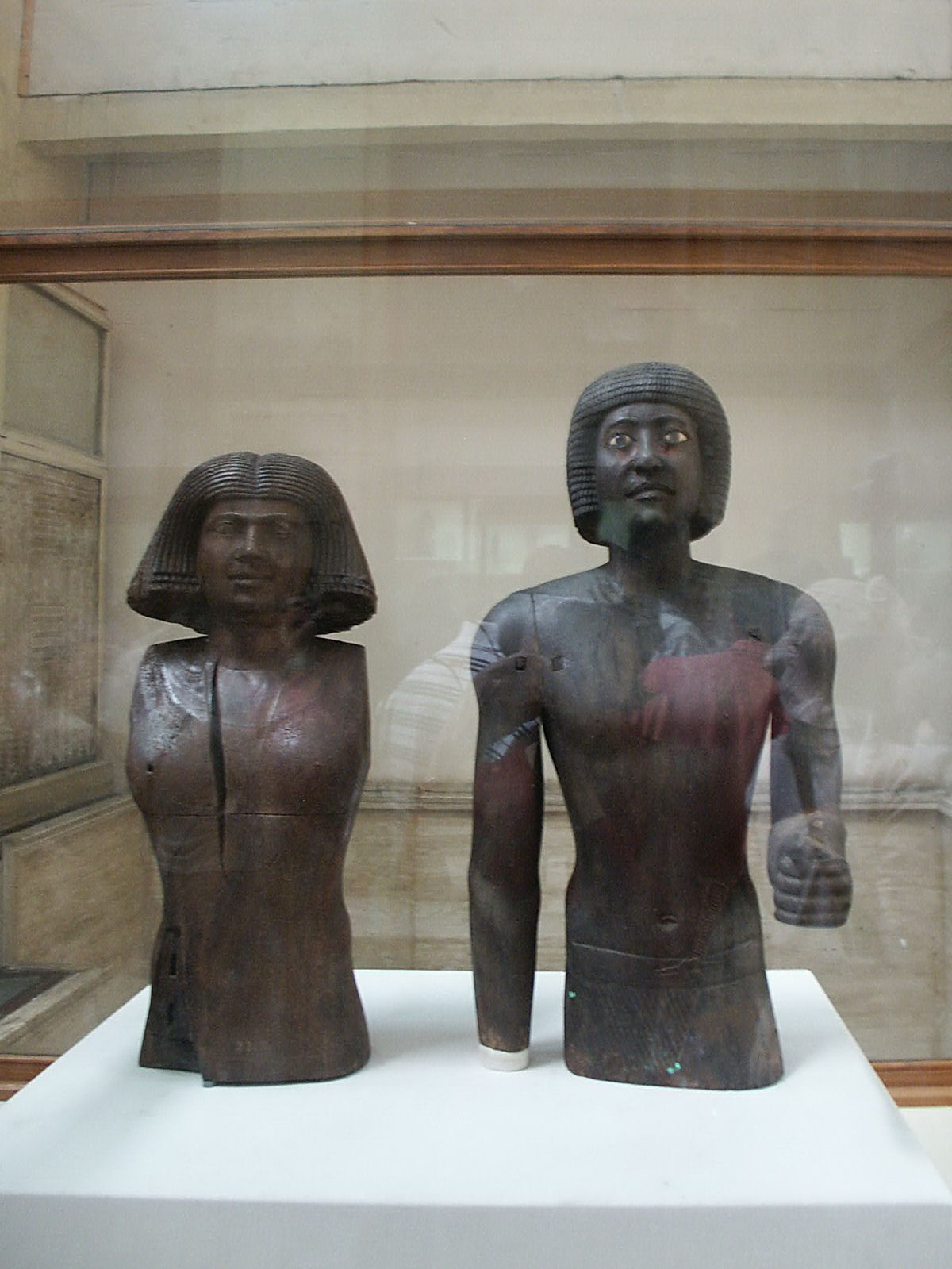 Kaaper, o escriba, é a mais antiga estátua realista de madeira em tamanho natural do Antigo Egito