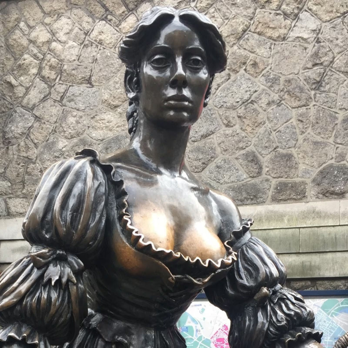 A estátua de Molly Malone em Dublin está sendo esfregada da maneira errada