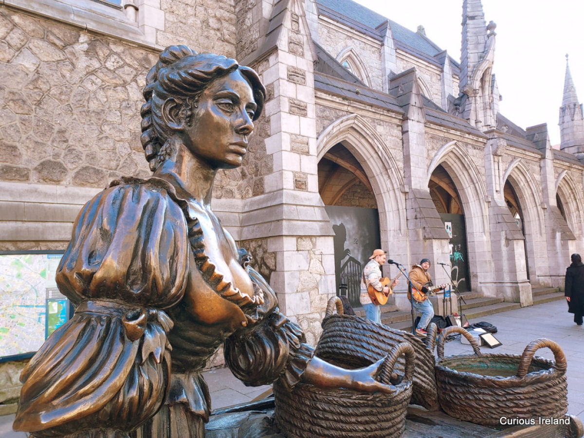 A estátua de Molly Malone em Dublin está sendo esfregada da maneira errada
