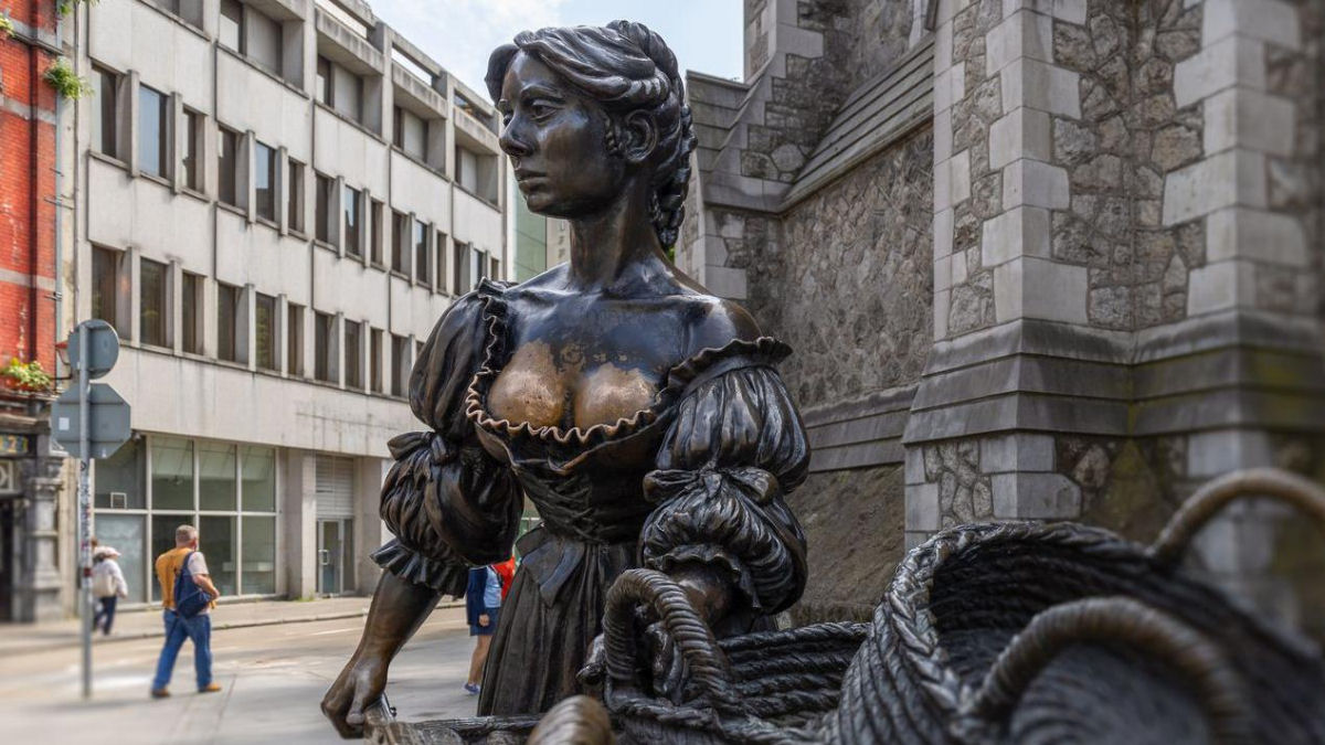 A estátua de Molly Malone em Dublin está sendo esfregada da maneira errada