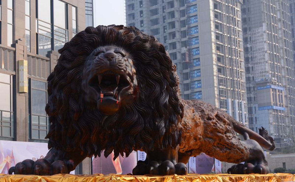 Escultura gigante de um leão levou 3 anos para ser esculpida em único tronco de sequóia por 20 pessoas 01