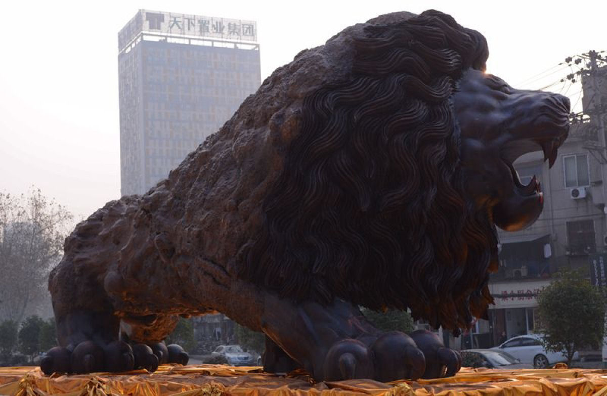 Escultura gigante de um leão levou 3 anos para ser esculpida em único tronco de sequóia por 20 pessoas 02