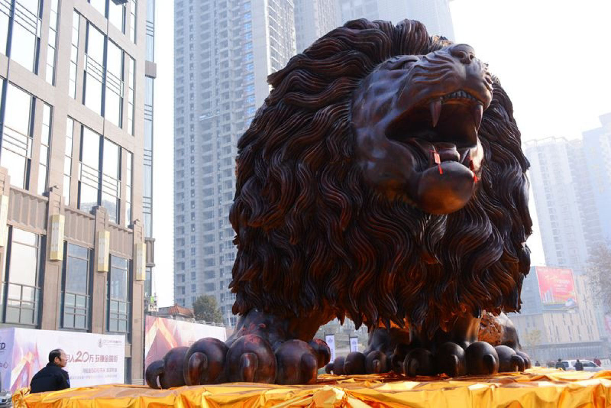 Escultura gigante de um leão levou 3 anos para ser esculpida em único tronco de sequóia por 20 pessoas 03