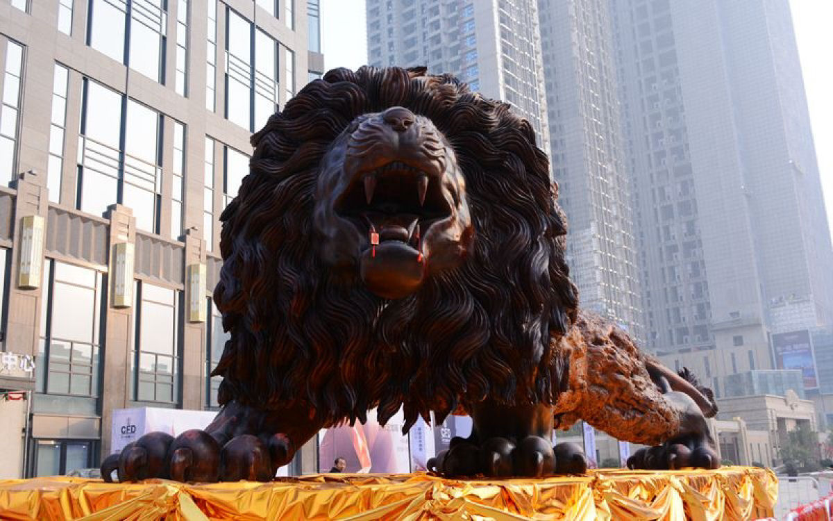 Escultura gigante de um leão levou 3 anos para ser esculpida em único tronco de sequóia por 20 pessoas 04