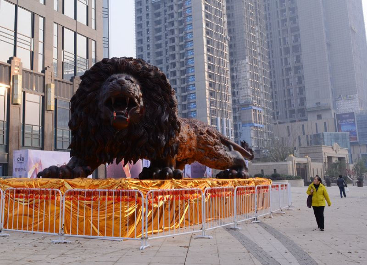 Escultura gigante de um leão levou 3 anos para ser esculpida em único tronco de sequóia por 20 pessoas 05
