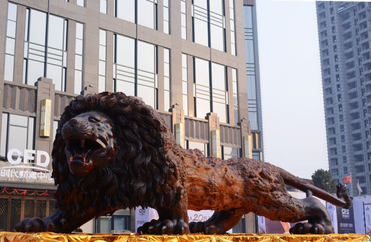Escultura gigante de um leão levou 3 anos para ser esculpida em único tronco de sequóia por 20 pessoas 06