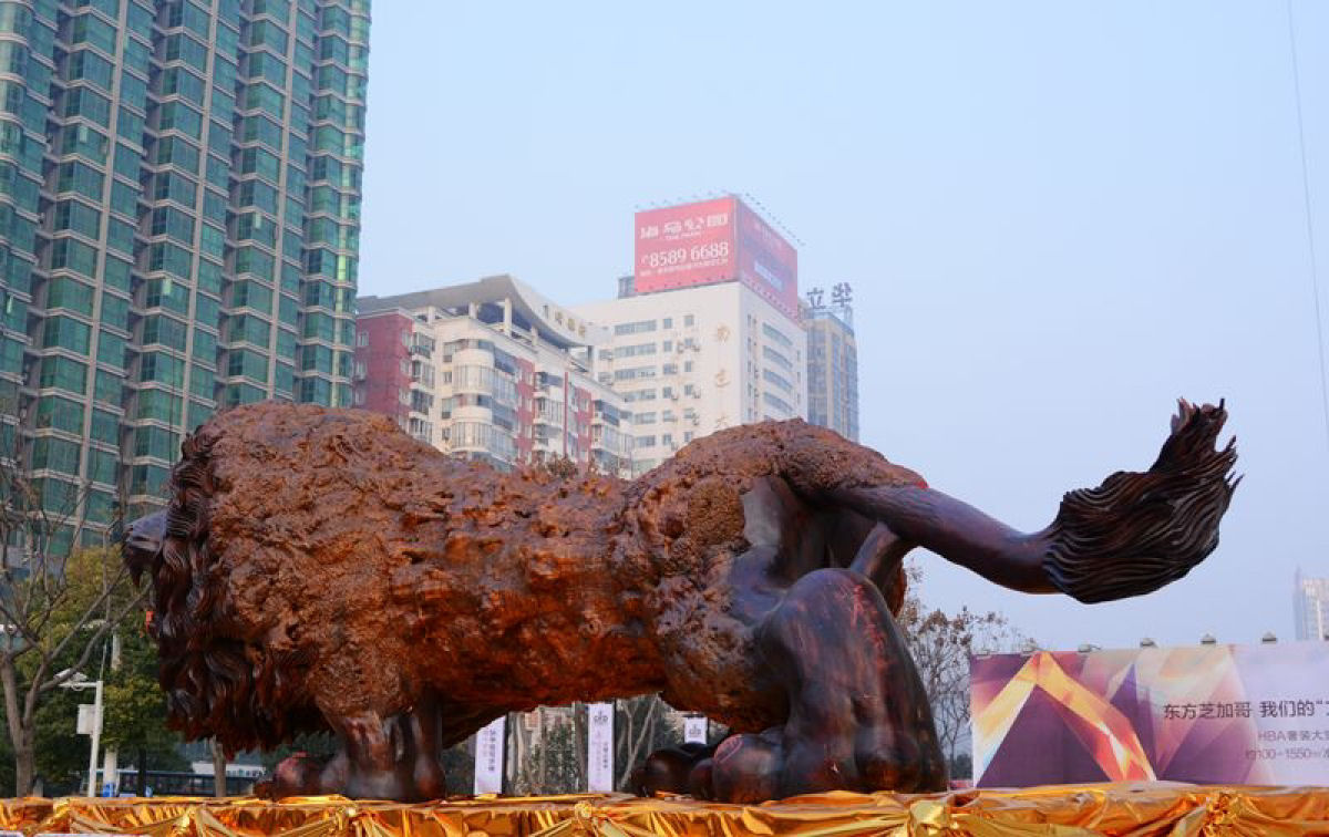 Escultura gigante de um leão levou 3 anos para ser esculpida em único tronco de sequóia por 20 pessoas 07