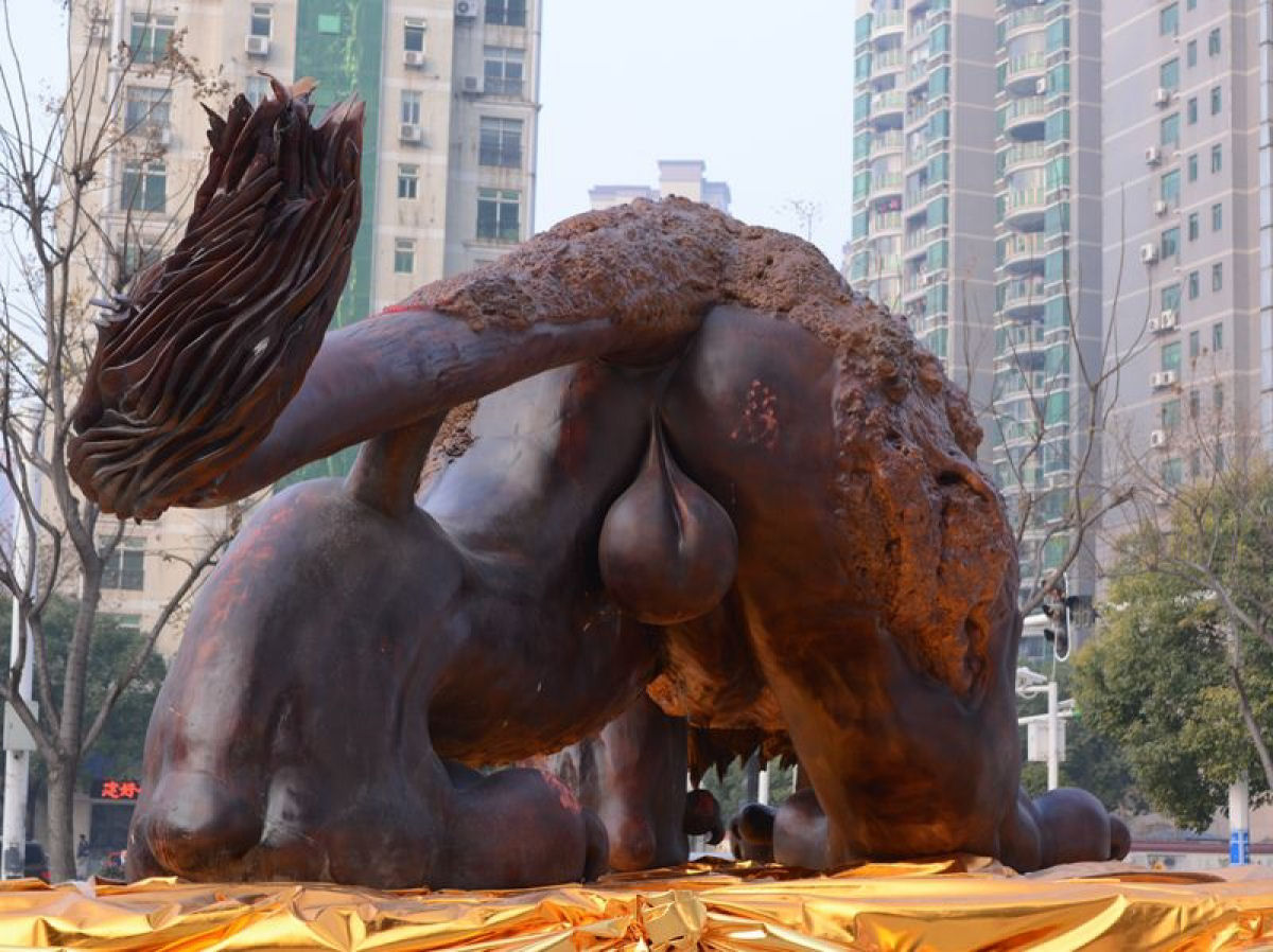 Escultura gigante de um leão levou 3 anos para ser esculpida em único tronco de sequóia por 20 pessoas 08