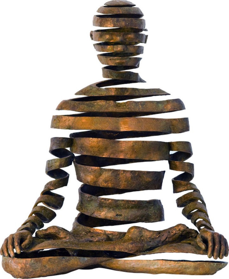 Figuras de bronze usam o espaço negativo para transmitir energia espiritual 01