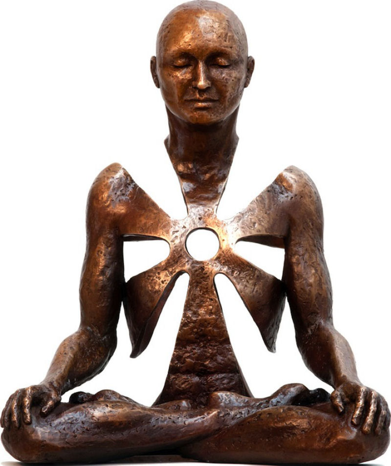 Figuras de bronze usam o espaço negativo para transmitir energia espiritual 03