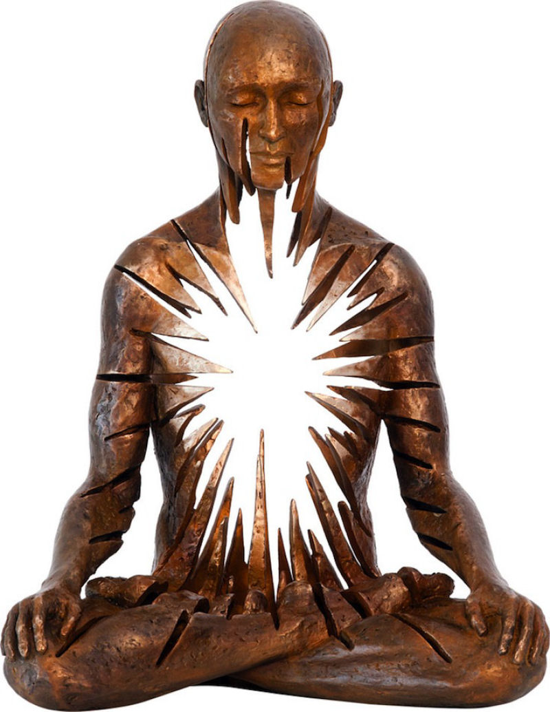 Figuras de bronze usam o espaço negativo para transmitir energia espiritual 04