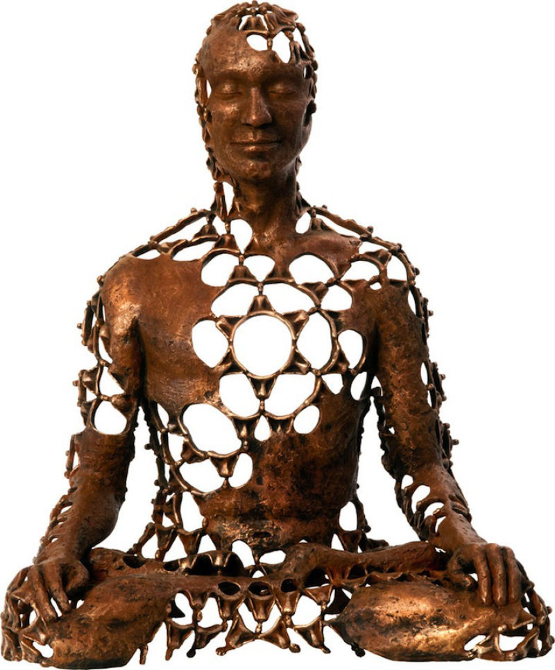 Figuras de bronze usam o espaço negativo para transmitir energia espiritual 05