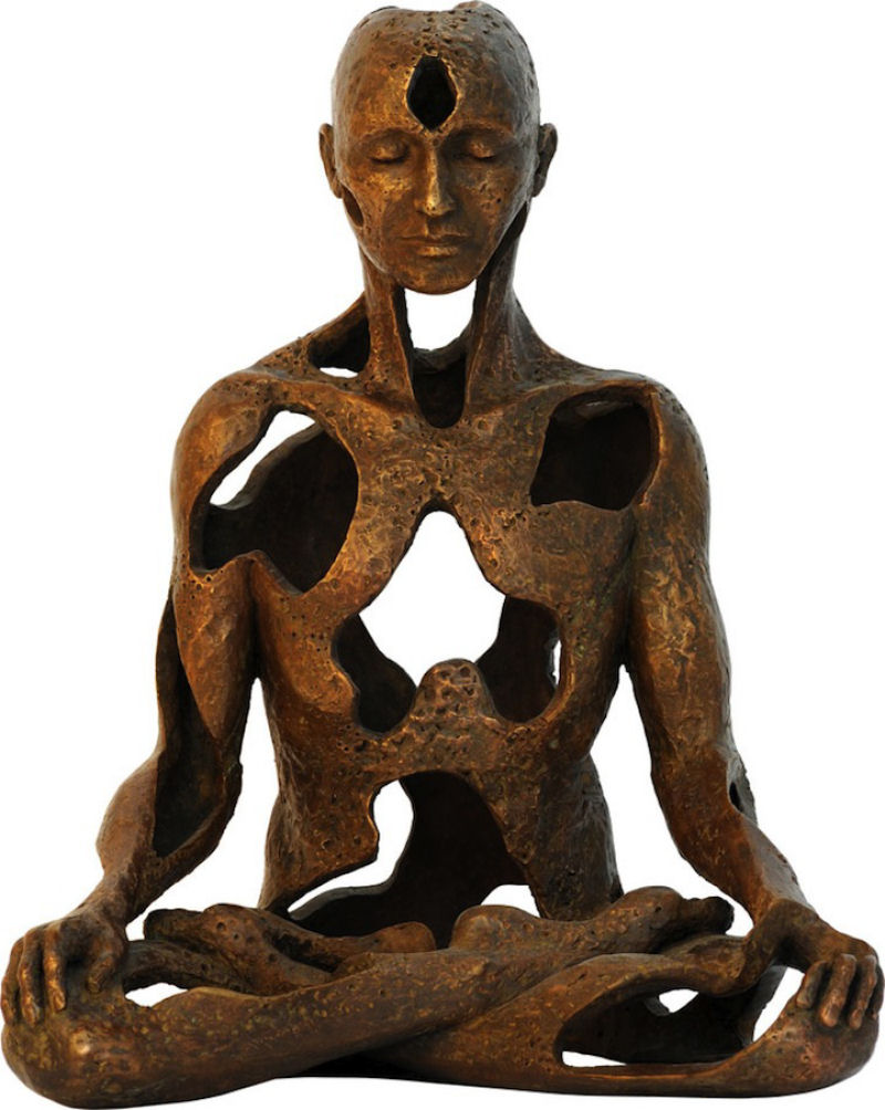 Figuras de bronze usam o espaço negativo para transmitir energia espiritual 07