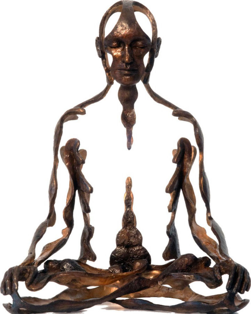 Figuras de bronze usam o espaço negativo para transmitir energia espiritual 08