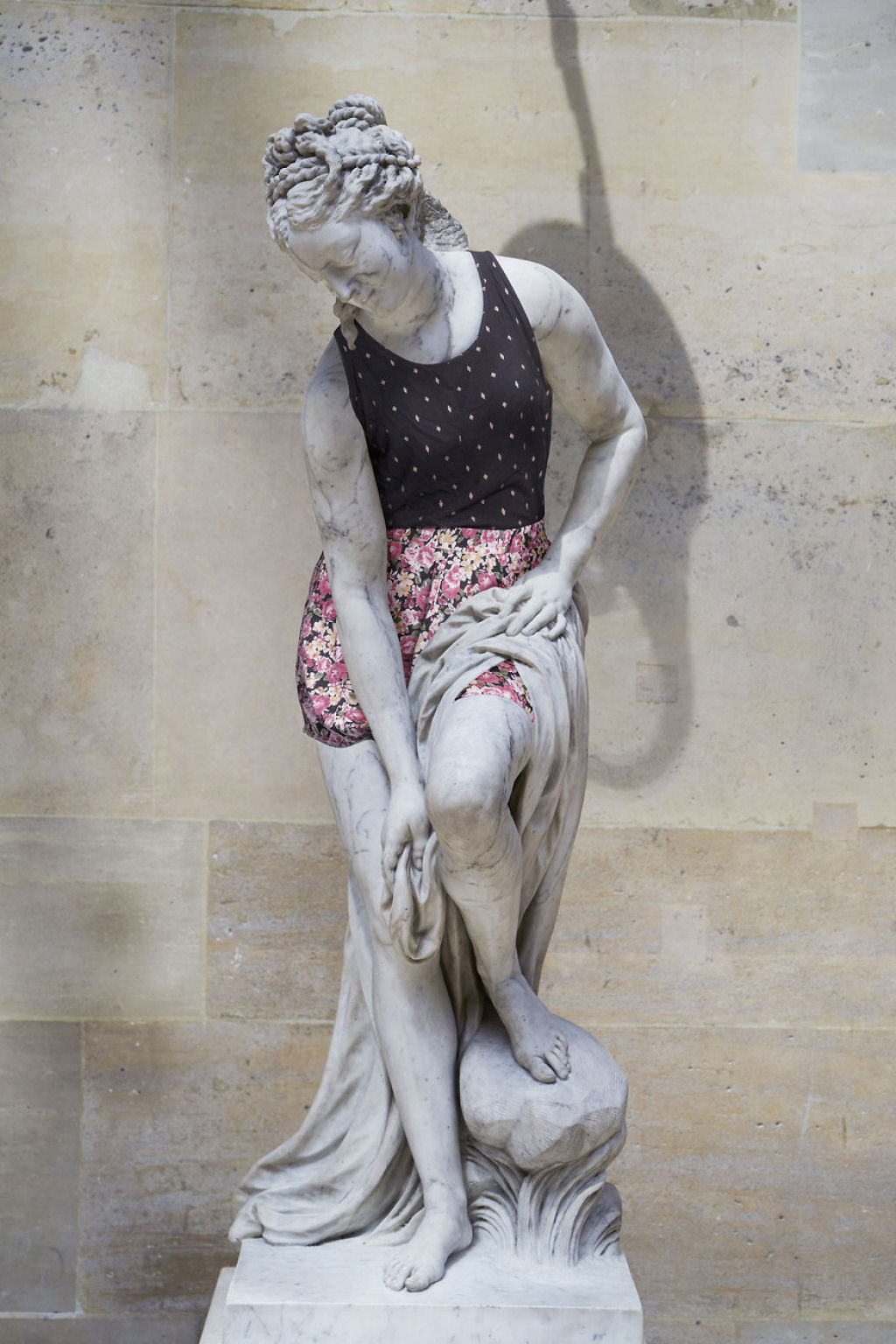 Esculturas clássicas vestidas com roupas modernas 11