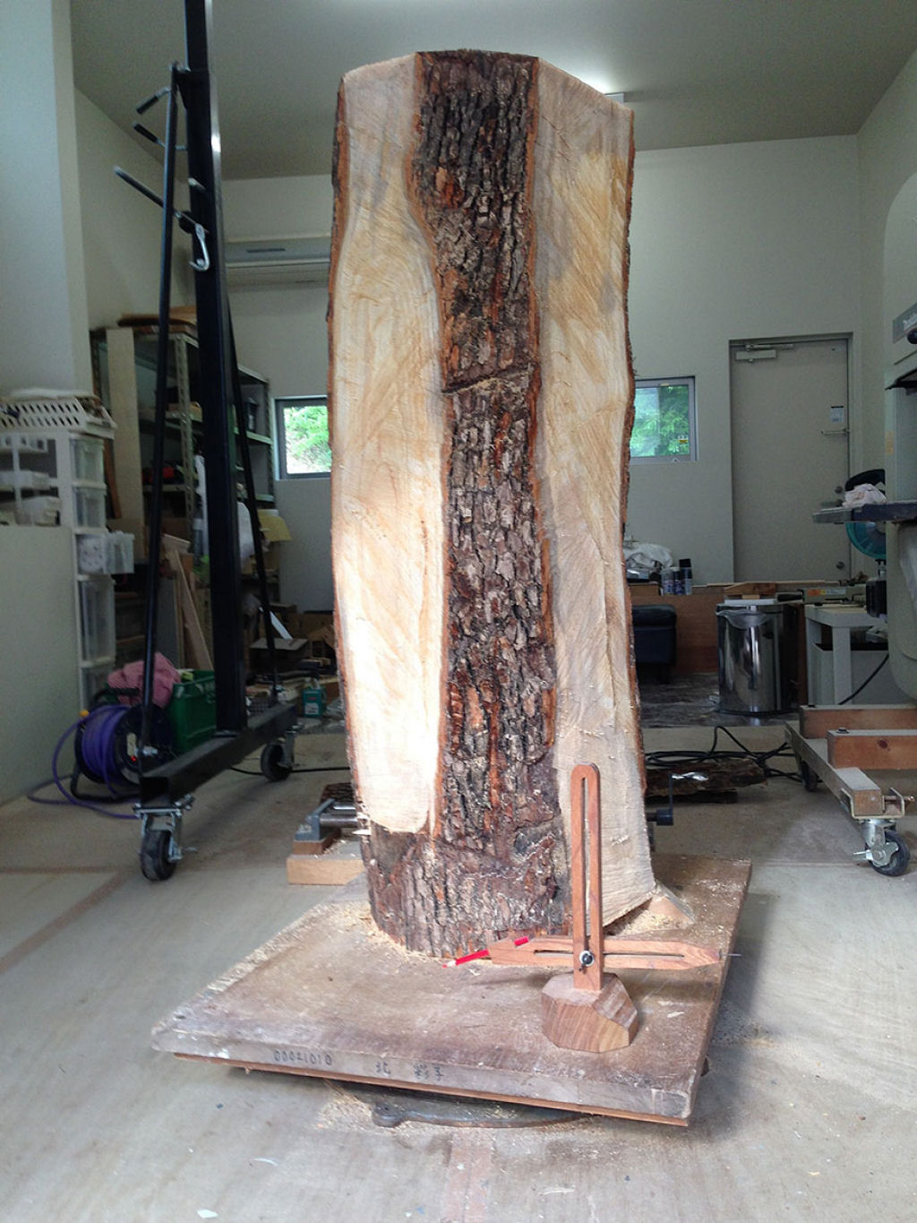 Este escultor japons mostra como transforma a madeira em esttuas surreais 03