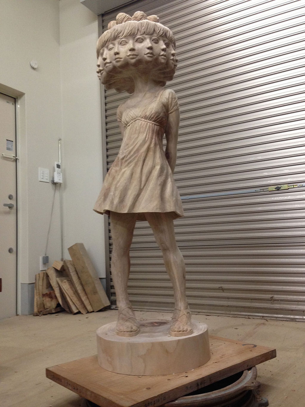 Este escultor japons mostra como transforma a madeira em esttuas surreais 11