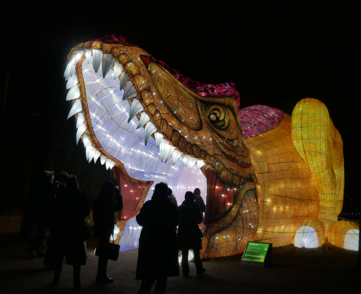 Dinossauros iluminados no jardim botânico de Paris em uma jornada espetacular no tempo 03