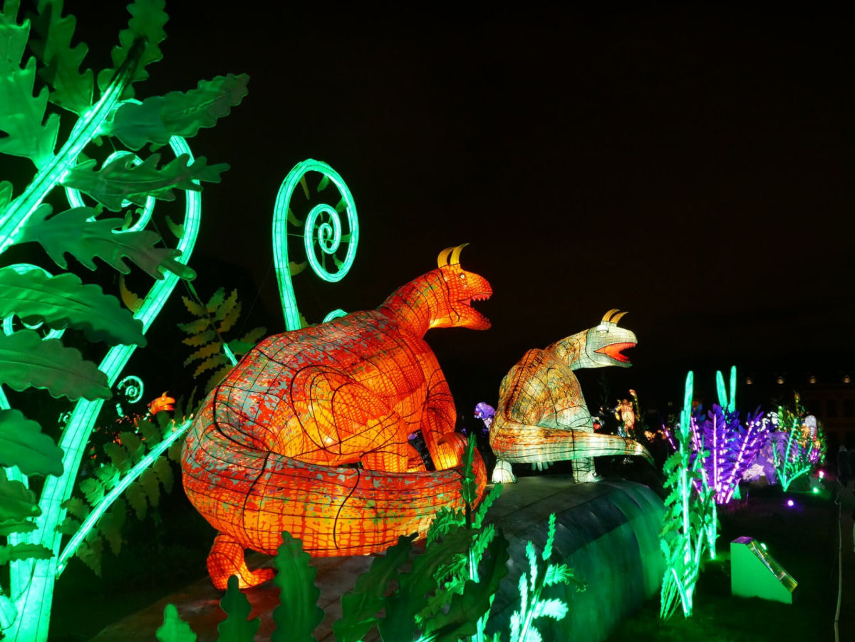 Dinossauros iluminados no jardim botânico de Paris em uma jornada espetacular no tempo 10