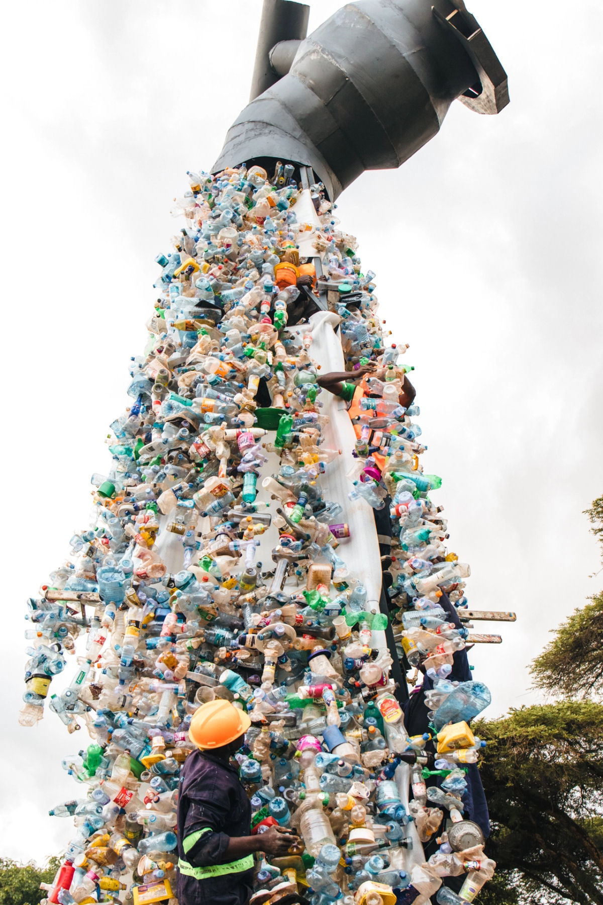 'Desligue a torneira de plástico': 3 toneladas de resíduos derramam de uma torneira flutuante