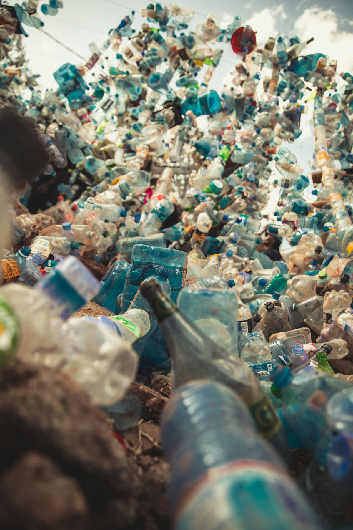 'Desligue a torneira de plástico': 3 toneladas de resíduos derramam de uma torneira flutuante