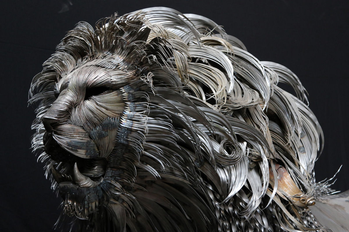 Espantosas esculturas de metal reciclado do vida a grandes felinos 01