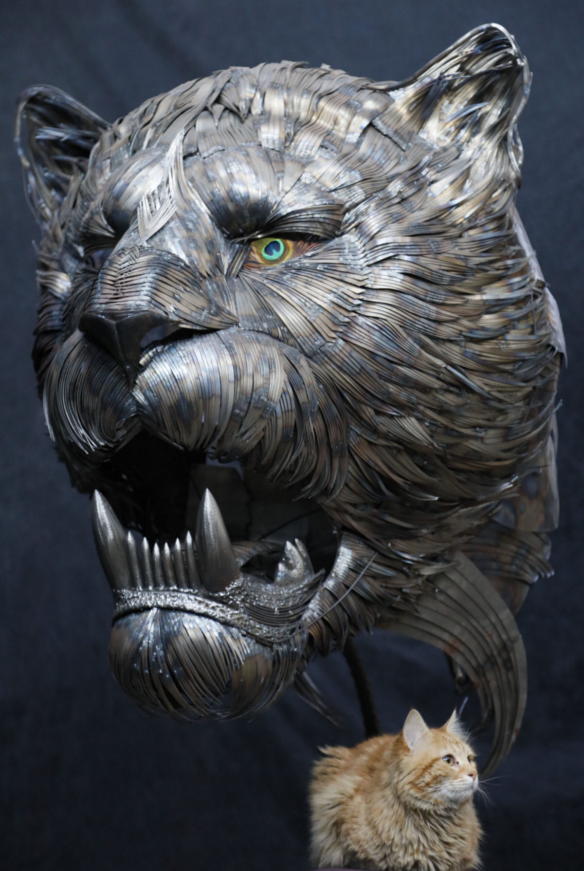 Espantosas esculturas de metal reciclado do vida a grandes felinos 02