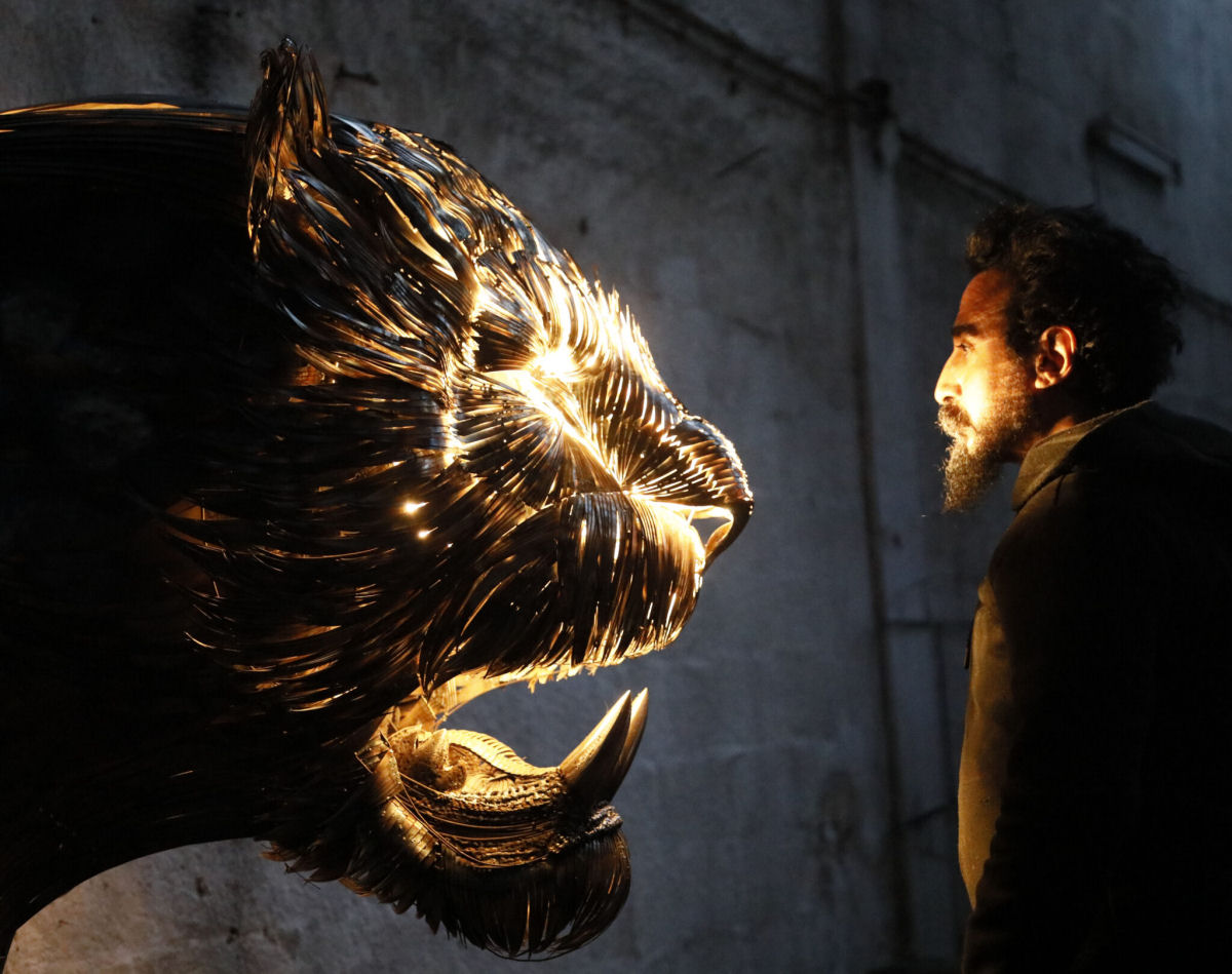 Espantosas esculturas de metal reciclado do vida a grandes felinos 08