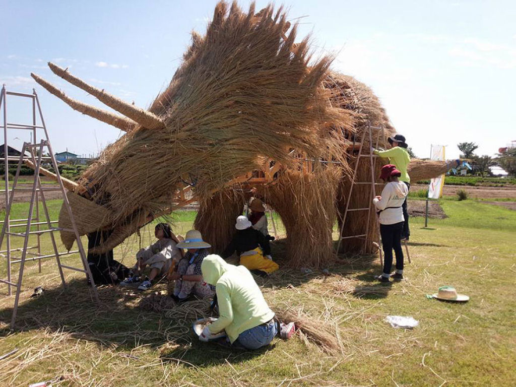 Enormes dinossauros de palha invadem os campos japoneses depois da colheita de arroz 06