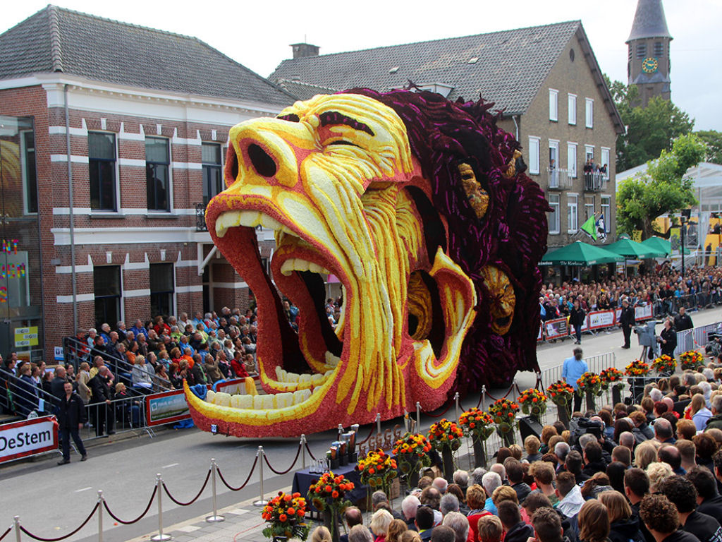 Desfile anual do Corso de Zundert homenageia van Gogh com carros alegóricos monumentais adornados com flores 08