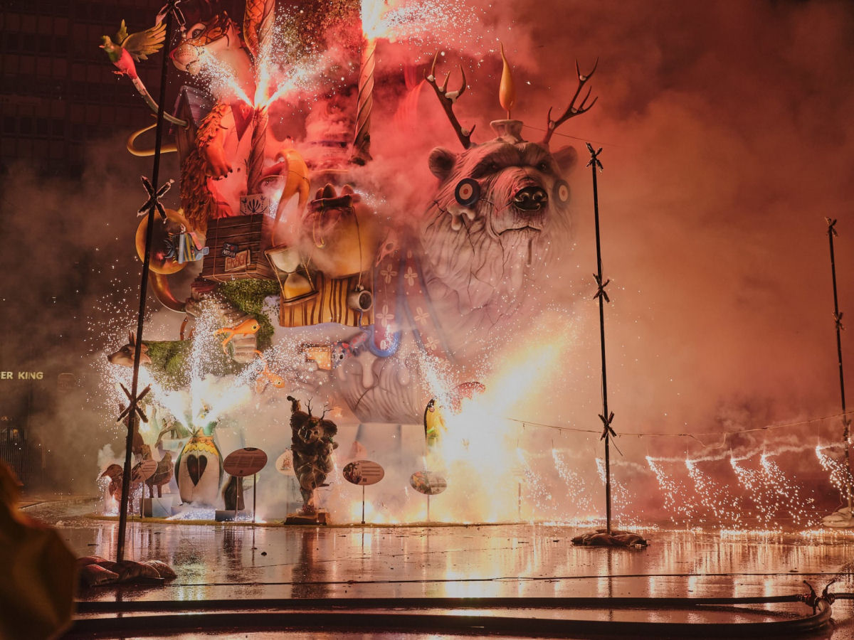 Esculturas de vida selvagem surreais queimam no festival anual em Valência, Espanha 01