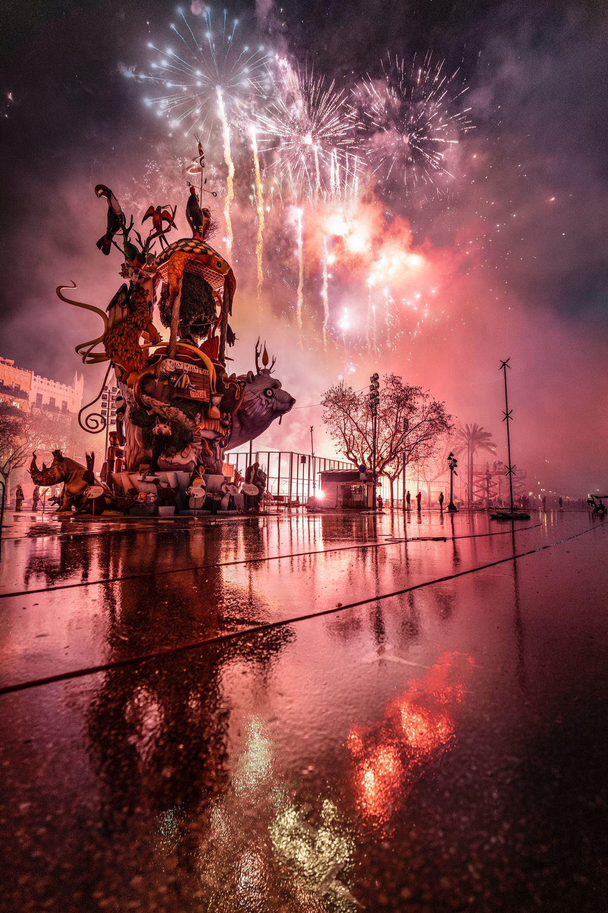 Esculturas de vida selvagem surreais queimam no festival anual em Valência, Espanha 04