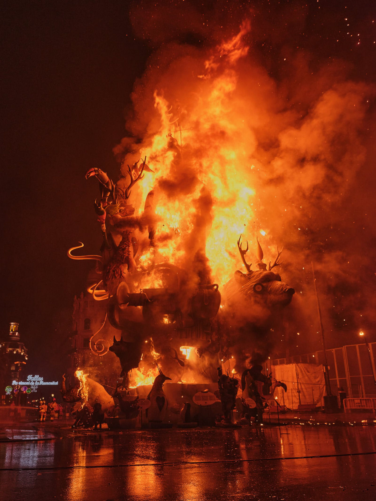 Esculturas de vida selvagem surreais queimam no festival anual em Valência, Espanha 07