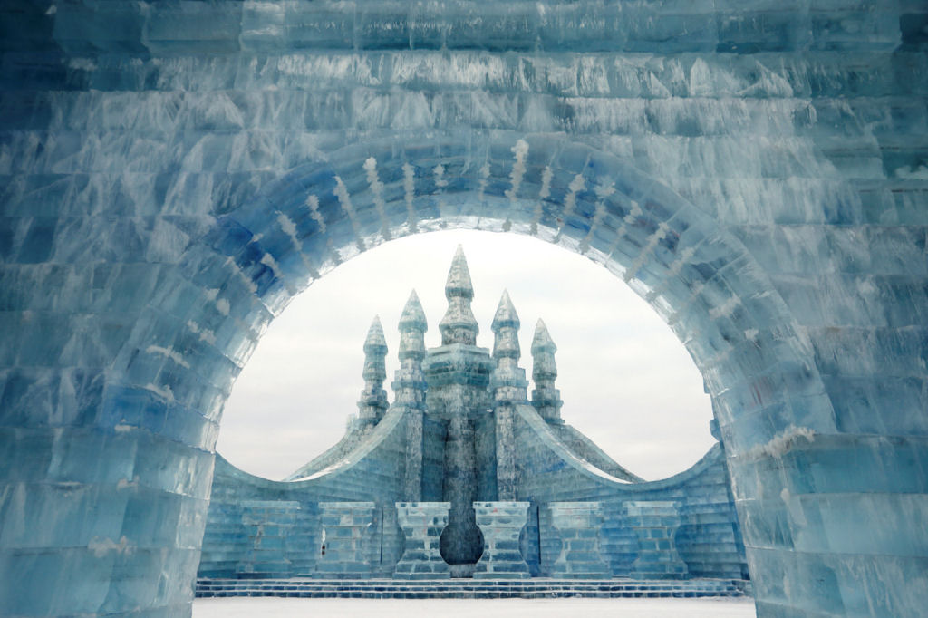 China volta a levantar um monumental reino da fantasia com tijolos de gelo 02