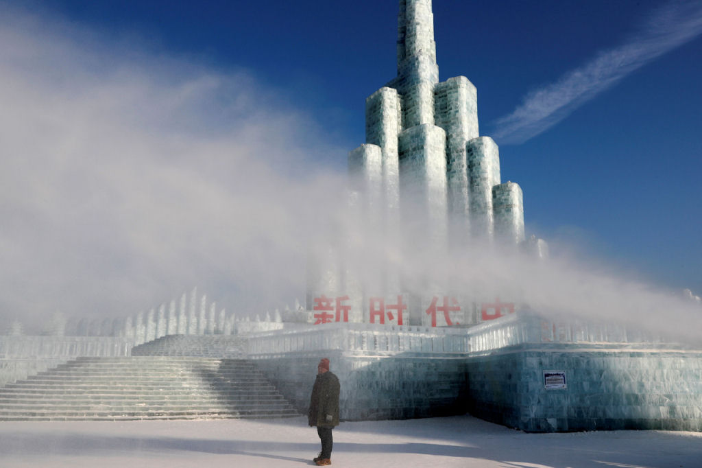 China volta a levantar um monumental reino da fantasia com tijolos de gelo 03