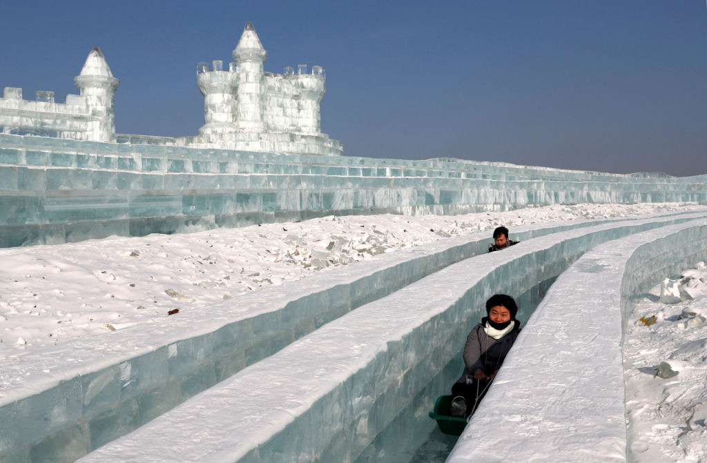 China volta a levantar um monumental reino da fantasia com tijolos de gelo 04
