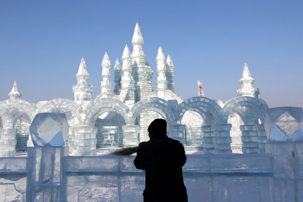China volta a levantar um monumental reino da fantasia com tijolos de gelo 05