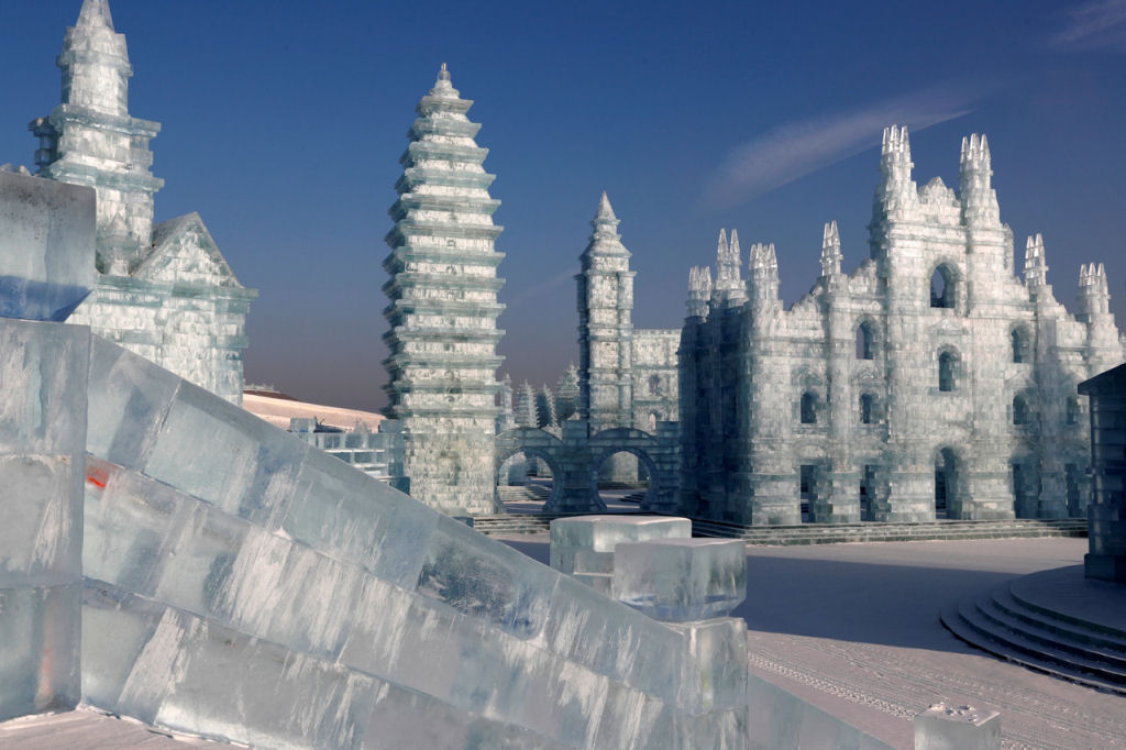 China volta a levantar um monumental reino da fantasia com tijolos de gelo 06
