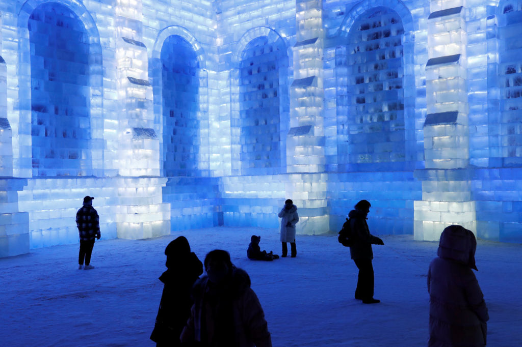 China volta a levantar um monumental reino da fantasia com tijolos de gelo 08