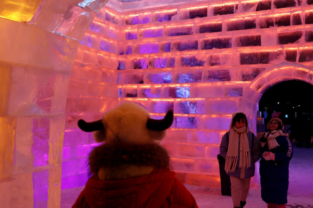 China volta a levantar um monumental reino da fantasia com tijolos de gelo 12