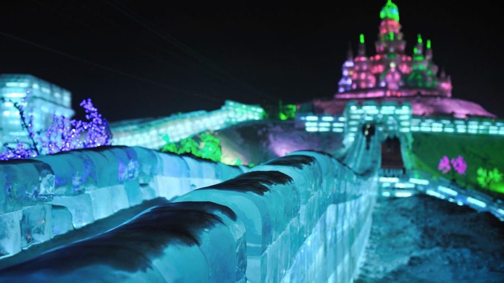 China volta a levantar um monumental reino da fantasia com tijolos de gelo 19