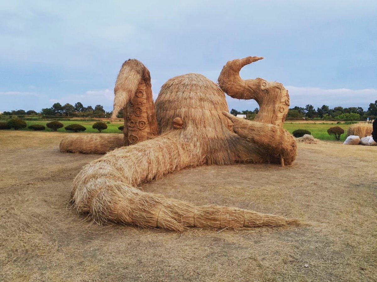 Esculturas de animais enormes em palha de arroz dominam o Festival de Arte Wara de 2023 no Japão