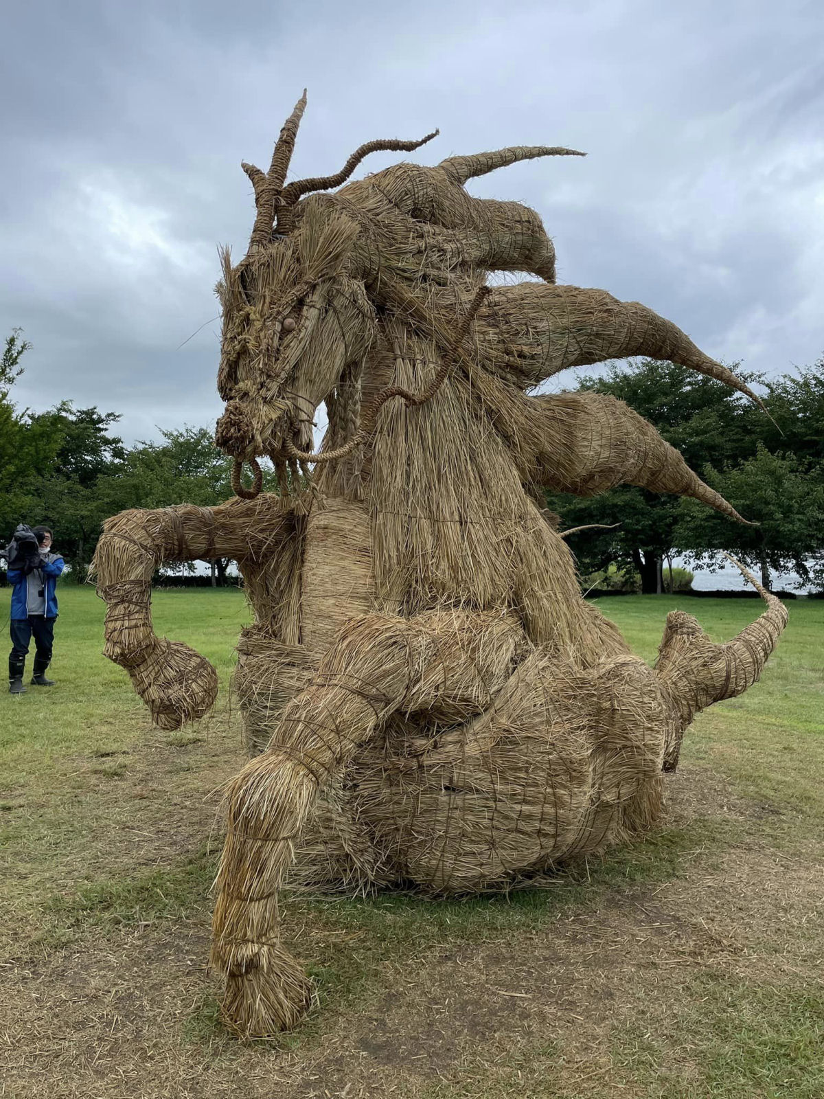Esculturas de animais enormes em palha de arroz dominam o Festival de Arte Wara de 2023 no Japão