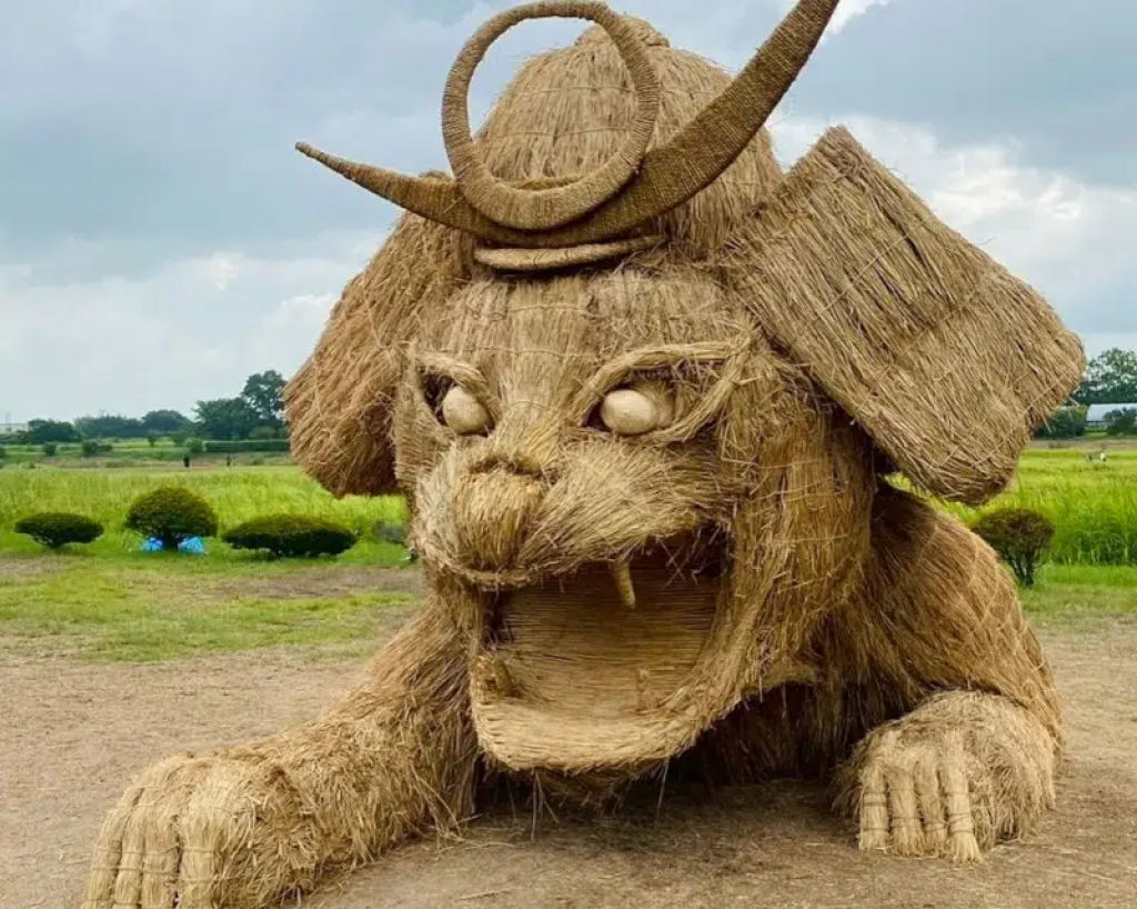 Animais mticos feitos de palha tomam conta do campo no Japo no Festival de Arte Wara de 2025