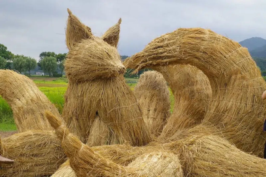 Animais mticos feitos de palha tomam conta do campo no Japo no Festival de Arte Wara de 2025
