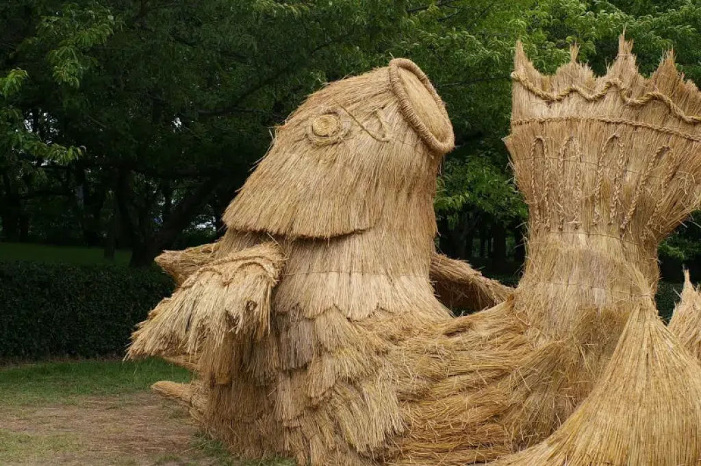 Animais mticos feitos de palha tomam conta do campo no Japo no Festival de Arte Wara de 2025