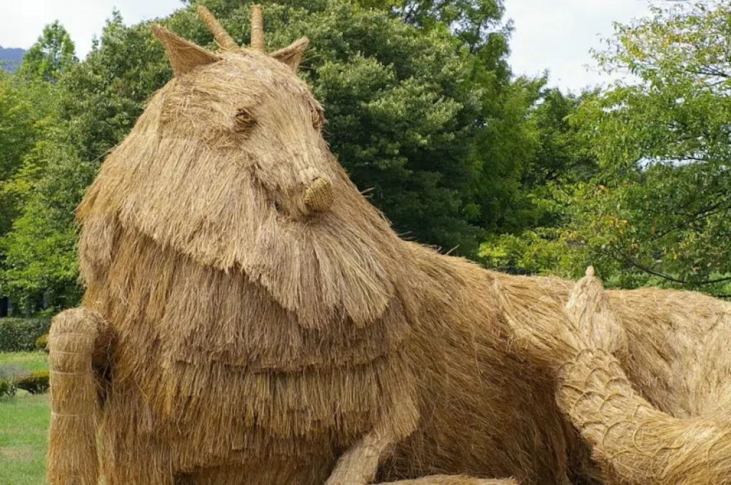 Animais mticos feitos de palha tomam conta do campo no Japo no Festival de Arte Wara de 2025